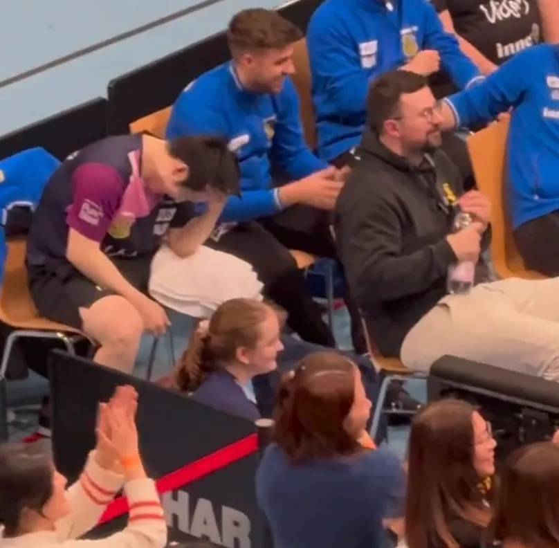 笑不活了!樊振东两度被逆转翻车,队友拿他头像模仿,小胖笑疯